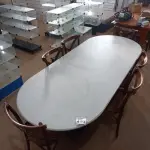 LOTE 410 - 01 MESA TAMPO OVAL COM 06 CADEIRAS EM MADEIRA. (NO ESTADO) ATENÇÃO! FAZER A VISITAÇÃO ANTES DE ARREMATAR, NÃO SABEMOS SE FUNCIONA, LEILÃO NÃO TEM GARANTIA E NEM DEVOLUÇÃO, SUJEITO A POSSÍVEIS AVARIAS VISÍVEIS/OCULTAS E/OU AUSÊNCIA DE COMPONENTES.