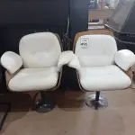 LOTE 495 - 02 POLTRONAS FIXAS COM PÉS CROMADOS COM ACENTO E ENCOSTO ALMOFADADO NA COR BRANCO. (NO ESTADO) ATENÇÃO! FAZER A VISITAÇÃO ANTES DE ARREMATAR, NÃO SABEMOS SE FUNCIONA, LEILÃO NÃO TEM GARANTIA E NEM DEVOLUÇÃO, SUJEITO A POSSÍVEIS AVARIAS VISÍVEIS/OCULTAS E/OU AUSÊNCIA DE COMPONENTES.