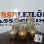 LOTE 432 - 07 JARROS DECORATIVOS DE VIDRO. (NO ESTADO) ATENÇÃO! FAZER A VISITAÇÃO ANTES DE ARREMATAR, NÃO SABEMOS SE FUNCIONA, LEILÃO NÃO TEM GARANTIA E NEM DEVOLUÇÃO, SUJEITO A POSSÍVEIS AVARIAS VISÍVEIS/OCULTAS E/OU AUSÊNCIA DE COMPONENTES.