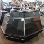 01 QUIOSQUE DE SHOPPING COM VITRINE DE VIDRO E SISTEMA DE CÂMERAS PRÉ-INSTALADOS. (NO ESTADO) ATENÇÃO! FAZER A VISITAÇÃO ANTES DE ARREMATAR, NÃO SABEMOS SE FUNCIONA, LEILÃO NÃO TEM GARANTIA E NEM DEVOLUÇÃO, SUJEITO A POSSÍVEIS AVARIAS VISÍVEIS/OCULTAS E/OU AUSÊNCIA DE COMPONENTES.