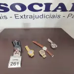 LOTE 261 - 04 RELÓGIOS DE PULSO DE MODELOS DIVERSOS E 01 CAIXA COM PEDRAS AMETISTA. (NO ESTADO) ATENÇÃO! FAZER A VISITAÇÃO ANTES DE ARREMATAR, NÃO SABEMOS SE FUNCIONA, LEILÃO NÃO TEM GARANTIA E NEM DEVOLUÇÃO, SUJEITO A POSSÍVEIS AVARIAS VISÍVEIS/OCULTAS E/OU AUSÊNCIA DE COMPONENTES.