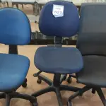 LOTE 521 - 05 CADEIRAS GIRATÓRIAS PARA ESCRITÓRIOS MODELOS DIVERSOS. (NO ESTADO) ATENÇÃO! FAZER A VISITAÇÃO ANTES DE ARREMATAR, NÃO SABEMOS SE FUNCIONA, LEILÃO NÃO TEM GARANTIA E NEM DEVOLUÇÃO, SUJEITO A POSSÍVEIS AVARIAS VISÍVEIS/OCULTAS E/OU AUSÊNCIA DE COMPONENTES.
