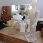 LOTE 649 - 06 MANEQUINS DE VÁRIOS TAMANHOS.  (NO ESTADO) ATENÇÃO! FAZER A VISITAÇÃO ANTES DE ARREMATAR, NÃO SABEMOS SE FUNCIONA, LEILÃO NÃO TEM GARANTIA E NEM DEVOLUÇÃO, SUJEITO A POSSÍVEIS AVARIAS VISÍVEIS/OCULTAS E/OU AUSÊNCIA DE COMPONENTES.