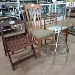 LOTE 427 - 03 CADEIRAS EM MADEIRA MODELOS DIVERSOS E 01 BASE DE BANQUETA. (NO ESTADO) ATENÇÃO! FAZER A VISITAÇÃO ANTES DE ARREMATAR, NÃO SABEMOS SE FUNCIONA, LEILÃO NÃO TEM GARANTIA E NEM DEVOLUÇÃO, SUJEITO A POSSÍVEIS AVARIAS VISÍVEIS/OCULTAS E/OU AUSÊNCIA DE COMPONENTES.