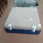 LOTE 551 - 01 PUFF ALMOFADADO COM BASE DE MADEIRA. (NO ESTADO) ATENÇÃO! FAZER A VISITAÇÃO ANTES DE ARREMATAR, NÃO SABEMOS SE FUNCIONA, LEILÃO NÃO TEM GARANTIA E NEM DEVOLUÇÃO, SUJEITO A POSSÍVEIS AVARIAS VISÍVEIS/OCULTAS E/OU AUSÊNCIA DE COMPONENTES.