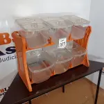 LOTE 377 - 01 ORGANIZADOR DE RAÇÃO COM 06 COMPARTIMENTOS. (NO ESTADO) ATENÇÃO! FAZER A VISITAÇÃO ANTES DE ARREMATAR, NÃO SABEMOS SE FUNCIONA, LEILÃO NÃO TEM GARANTIA E NEM DEVOLUÇÃO, SUJEITO A POSSÍVEIS AVARIAS VISÍVEIS/OCULTAS E/OU AUSÊNCIA DE COMPONENTES.