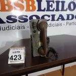 LOTE 423 - 01 TELEFONE ANTIGO. (NO ESTADO) ATENÇÃO! FAZER A VISITAÇÃO ANTES DE ARREMATAR, NÃO SABEMOS SE FUNCIONA, LEILÃO NÃO TEM GARANTIA E NEM DEVOLUÇÃO, SUJEITO A POSSÍVEIS AVARIAS VISÍVEIS/OCULTAS E/OU AUSÊNCIA DE COMPONENTES.
