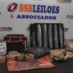 LOTE 518 - 02 FACAS SENDO 01 COM BAINHA, 02 PORTAS FERRAMENTAS, 01 BOLSA PORTA FERRAMENTAS, 02 ROLOS DE VEDAÇÃO, 06 FITAS E 02 PORTAS EMPATE DE 05 DIVISÕES (NO ESTADO) ATENÇÃO! FAZER A VISITAÇÃO ANTES DE ARREMATAR, NÃO SABEMOS SE FUNCIONA, LEILÃO NÃO TEM GARANTIA E NEM DEVOLUÇÃO, SUJEITO A POSSÍVEIS AVARIAS VISÍVEIS/OCULTAS E/OU AUSÊNCIA DE COMPONENTES.
