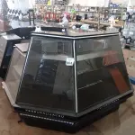 01 QUIOSQUE DE SHOPPING COM VITRINE DE VIDRO E SISTEMA DE CÂMERAS PRÉ-INSTALADOS. (NO ESTADO) ATENÇÃO! FAZER A VISITAÇÃO ANTES DE ARREMATAR, NÃO SABEMOS SE FUNCIONA, LEILÃO NÃO TEM GARANTIA E NEM DEVOLUÇÃO, SUJEITO A POSSÍVEIS AVARIAS VISÍVEIS/OCULTAS E/OU AUSÊNCIA DE COMPONENTES.