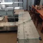 LOTE 240 - 01 VITRINE EXPOSITORA DE VIDRO EM L COM CAIXA. (NO ESTADO) ATENÇÃO! FAZER A VISITAÇÃO ANTES DE ARREMATAR, NÃO SABEMOS SE FUNCIONA, LEILÃO NÃO TEM GARANTIA E NEM DEVOLUÇÃO, SUJEITO A POSSÍVEIS AVARIAS VISÍVEIS/OCULTAS E/OU AUSÊNCIA DE COMPONENTES.