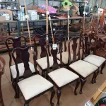 LOTE 414 - 07 CADEIRAS DE MADEIRAS COM ACENTO ALMOFADADA. (NO ESTADO) ATENÇÃO! FAZER A VISITAÇÃO ANTES DE ARREMATAR, NÃO SABEMOS SE FUNCIONA, LEILÃO NÃO TEM GARANTIA E NEM DEVOLUÇÃO, SUJEITO A POSSÍVEIS AVARIAS VISÍVEIS/OCULTAS E/OU AUSÊNCIA DE COMPONENTES.
