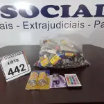 LOTE 442 - 01 LOTE COM DIVERSAS BATERIAS, PILHAS E CONTROLES DIVERSOS. (NO ESTADO) ATENÇÃO! FAZER A VISITAÇÃO ANTES DE ARREMATAR, NÃO SABEMOS SE FUNCIONA, LEILÃO NÃO TEM GARANTIA E NEM DEVOLUÇÃO, SUJEITO A POSSÍVEIS AVARIAS VISÍVEIS/OCULTAS E/OU AUSÊNCIA DE COMPONENTES.