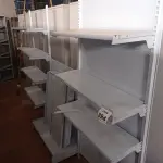 LOTE 394 - 01 GONDOLA EXPOSITORA COM 17 BANDEJAS. (NO ESTADO) ATENÇÃO! FAZER A VISITAÇÃO ANTES DE ARREMATAR, NÃO SABEMOS SE FUNCIONA, LEILÃO NÃO TEM GARANTIA E NEM DEVOLUÇÃO, SUJEITO A POSSÍVEIS AVARIAS VISÍVEIS/OCULTAS E/OU AUSÊNCIA DE COMPONENTES.