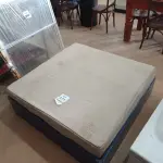 LOTE 371 - 01 PUFF ALMOFADADO COM BASE EM MADEIRA. (NO ESTADO) ATENÇÃO! FAZER A VISITAÇÃO ANTES DE ARREMATAR, NÃO SABEMOS SE FUNCIONA, LEILÃO NÃO TEM GARANTIA E NEM DEVOLUÇÃO, SUJEITO A POSSÍVEIS AVARIAS VISÍVEIS/OCULTAS E/OU AUSÊNCIA DE COMPONENTES.