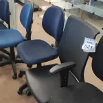 LOTE 521 - 05 CADEIRAS GIRATÓRIAS PARA ESCRITÓRIOS MODELOS DIVERSOS. (NO ESTADO) ATENÇÃO! FAZER A VISITAÇÃO ANTES DE ARREMATAR, NÃO SABEMOS SE FUNCIONA, LEILÃO NÃO TEM GARANTIA E NEM DEVOLUÇÃO, SUJEITO A POSSÍVEIS AVARIAS VISÍVEIS/OCULTAS E/OU AUSÊNCIA DE COMPONENTES.