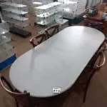 LOTE 410 - 01 MESA TAMPO OVAL COM 06 CADEIRAS EM MADEIRA. (NO ESTADO) ATENÇÃO! FAZER A VISITAÇÃO ANTES DE ARREMATAR, NÃO SABEMOS SE FUNCIONA, LEILÃO NÃO TEM GARANTIA E NEM DEVOLUÇÃO, SUJEITO A POSSÍVEIS AVARIAS VISÍVEIS/OCULTAS E/OU AUSÊNCIA DE COMPONENTES.