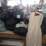 LOTE 654 - 01 LOTE COM GRANDE QUANTIDADE DE CORTINAS, RETALHOS E FANTASIAS.  (NO ESTADO) ATENÇÃO! FAZER A VISITAÇÃO ANTES DE ARREMATAR, NÃO SABEMOS SE FUNCIONA, LEILÃO NÃO TEM GARANTIA E NEM DEVOLUÇÃO, SUJEITO A POSSÍVEIS AVARIAS VISÍVEIS/OCULTAS E/OU AUSÊNCIA DE COMPONENTES.