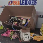LOTE 523 - 01 LOTE COM DIVERSAS COLEIRAS E FOCINHEIRAS PARA CACHORROS. (NO ESTADO) ATENÇÃO! FAZER A VISITAÇÃO ANTES DE ARREMATAR, NÃO SABEMOS SE FUNCIONA, LEILÃO NÃO TEM GARANTIA E NEM DEVOLUÇÃO, SUJEITO A POSSÍVEIS AVARIAS VISÍVEIS/OCULTAS E/OU AUSÊNCIA DE COMPONENTES.