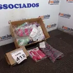 LOTE 412 - 01 LOTE COM VÁRIAS ROUPAS PARA CACHORROS E 03 FOCINHEIRAS TAMANHOS DIVERSOS. (NO ESTADO) ATENÇÃO! FAZER A VISITAÇÃO ANTES DE ARREMATAR, NÃO SABEMOS SE FUNCIONA, LEILÃO NÃO TEM GARANTIA E NEM DEVOLUÇÃO, SUJEITO A POSSÍVEIS AVARIAS VISÍVEIS/OCULTAS E/OU AUSÊNCIA DE COMPONENTES.
