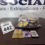 LOTE 442 - 01 LOTE COM DIVERSAS BATERIAS, PILHAS E CONTROLES DIVERSOS. (NO ESTADO) ATENÇÃO! FAZER A VISITAÇÃO ANTES DE ARREMATAR, NÃO SABEMOS SE FUNCIONA, LEILÃO NÃO TEM GARANTIA E NEM DEVOLUÇÃO, SUJEITO A POSSÍVEIS AVARIAS VISÍVEIS/OCULTAS E/OU AUSÊNCIA DE COMPONENTES.