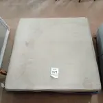 LOTE 371 - 01 PUFF ALMOFADADO COM BASE EM MADEIRA. (NO ESTADO) ATENÇÃO! FAZER A VISITAÇÃO ANTES DE ARREMATAR, NÃO SABEMOS SE FUNCIONA, LEILÃO NÃO TEM GARANTIA E NEM DEVOLUÇÃO, SUJEITO A POSSÍVEIS AVARIAS VISÍVEIS/OCULTAS E/OU AUSÊNCIA DE COMPONENTES.