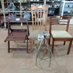 LOTE 427 - 03 CADEIRAS EM MADEIRA MODELOS DIVERSOS E 01 BASE DE BANQUETA. (NO ESTADO) ATENÇÃO! FAZER A VISITAÇÃO ANTES DE ARREMATAR, NÃO SABEMOS SE FUNCIONA, LEILÃO NÃO TEM GARANTIA E NEM DEVOLUÇÃO, SUJEITO A POSSÍVEIS AVARIAS VISÍVEIS/OCULTAS E/OU AUSÊNCIA DE COMPONENTES.