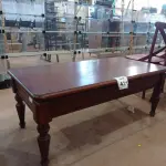 LOTE 421 - 01 MESA DE CENTRO EM MADEIRA MACIÇA. (NO ESTADO) ATENÇÃO! FAZER A VISITAÇÃO ANTES DE ARREMATAR, NÃO SABEMOS SE FUNCIONA, LEILÃO NÃO TEM GARANTIA E NEM DEVOLUÇÃO, SUJEITO A POSSÍVEIS AVARIAS VISÍVEIS/OCULTAS E/OU AUSÊNCIA DE COMPONENTES.