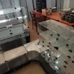 LOTE 240 - 01 VITRINE EXPOSITORA DE VIDRO EM L COM CAIXA. (NO ESTADO) ATENÇÃO! FAZER A VISITAÇÃO ANTES DE ARREMATAR, NÃO SABEMOS SE FUNCIONA, LEILÃO NÃO TEM GARANTIA E NEM DEVOLUÇÃO, SUJEITO A POSSÍVEIS AVARIAS VISÍVEIS/OCULTAS E/OU AUSÊNCIA DE COMPONENTES.