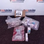 LOTE 444 - 03 CREMONAS LISA E VÁRIAS LÂMPADAS PEQUENAS SOLARES. (NO ESTADO) ATENÇÃO! FAZER A VISITAÇÃO ANTES DE ARREMATAR, NÃO SABEMOS SE FUNCIONA, LEILÃO NÃO TEM GARANTIA E NEM DEVOLUÇÃO, SUJEITO A POSSÍVEIS AVARIAS VISÍVEIS/OCULTAS E/OU AUSÊNCIA DE COMPONENTES.