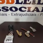 LOTE 261 - 04 RELÓGIOS DE PULSO DE MODELOS DIVERSOS E 01 CAIXA COM PEDRAS AMETISTA. (NO ESTADO) ATENÇÃO! FAZER A VISITAÇÃO ANTES DE ARREMATAR, NÃO SABEMOS SE FUNCIONA, LEILÃO NÃO TEM GARANTIA E NEM DEVOLUÇÃO, SUJEITO A POSSÍVEIS AVARIAS VISÍVEIS/OCULTAS E/OU AUSÊNCIA DE COMPONENTES.
