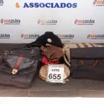 LOTE 655 - 01 LOTE COM BOLSAS E CINTOS FEMININOS VARIADOS.  (NO ESTADO) ATENÇÃO! FAZER A VISITAÇÃO ANTES DE ARREMATAR, NÃO SABEMOS SE FUNCIONA, LEILÃO NÃO TEM GARANTIA E NEM DEVOLUÇÃO, SUJEITO A POSSÍVEIS AVARIAS VISÍVEIS/OCULTAS E/OU AUSÊNCIA DE COMPONENTES.