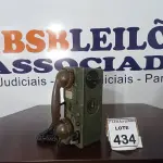 LOTE 434 - 01 TELEFONE ANTIGO. (NO ESTADO) ATENÇÃO! FAZER A VISITAÇÃO ANTES DE ARREMATAR, NÃO SABEMOS SE FUNCIONA, LEILÃO NÃO TEM GARANTIA E NEM DEVOLUÇÃO, SUJEITO A POSSÍVEIS AVARIAS VISÍVEIS/OCULTAS E/OU AUSÊNCIA DE COMPONENTES.