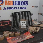 LOTE 518 - 02 FACAS SENDO 01 COM BAINHA, 02 PORTAS FERRAMENTAS, 01 BOLSA PORTA FERRAMENTAS, 02 ROLOS DE VEDAÇÃO, 06 FITAS E 02 PORTAS EMPATE DE 05 DIVISÕES (NO ESTADO) ATENÇÃO! FAZER A VISITAÇÃO ANTES DE ARREMATAR, NÃO SABEMOS SE FUNCIONA, LEILÃO NÃO TEM GARANTIA E NEM DEVOLUÇÃO, SUJEITO A POSSÍVEIS AVARIAS VISÍVEIS/OCULTAS E/OU AUSÊNCIA DE COMPONENTES.