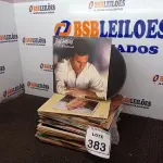 LOTE 383 - 01 LOTE COM GRANDE QUANTIDADE DE DISCOS DE VINIL. (NO ESTADO) ATENÇÃO! FAZER A VISITAÇÃO ANTES DE ARREMATAR, NÃO SABEMOS SE FUNCIONA, LEILÃO NÃO TEM GARANTIA E NEM DEVOLUÇÃO, SUJEITO A POSSÍVEIS AVARIAS VISÍVEIS/OCULTAS E/OU AUSÊNCIA DE COMPONENTES.