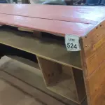 LOTE 524 - 01 BALCÃO EXPOSITOR EM MADEIRA. (NO ESTADO) ATENÇÃO! FAZER A VISITAÇÃO ANTES DE ARREMATAR, NÃO SABEMOS SE FUNCIONA, LEILÃO NÃO TEM GARANTIA E NEM DEVOLUÇÃO, SUJEITO A POSSÍVEIS AVARIAS VISÍVEIS/OCULTAS E/OU AUSÊNCIA DE COMPONENTES.