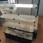 01 VITRINE EXPOSITORA DE VIDRO. (NO ESTADO) ATENÇÃO! FAZER A VISITAÇÃO ANTES DE ARREMATAR, NÃO SABEMOS SE FUNCIONA, LEILÃO NÃO TEM GARANTIA E NEM DEVOLUÇÃO, SUJEITO A POSSÍVEIS AVARIAS VISÍVEIS/OCULTAS E/OU AUSÊNCIA DE COMPONENTES.