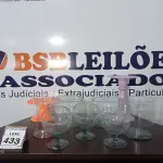 LOTE 433 - 07 JARROS DECORARIVO DE CRISTAL E 02 PRATOS ALTOS PARA BOLO. (NO ESTADO) ATENÇÃO! FAZER A VISITAÇÃO ANTES DE ARREMATAR, NÃO SABEMOS SE FUNCIONA, LEILÃO NÃO TEM GARANTIA E NEM DEVOLUÇÃO, SUJEITO A POSSÍVEIS AVARIAS VISÍVEIS/OCULTAS E/OU AUSÊNCIA DE COMPONENTES.