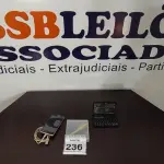 LOTE 236 - 01 CELULAR COM CABO USB, 01 CALCULADORA CIENTIFICA E 02 CANETAS. (NO ESTADO) ATENÇÃO! FAZER A VISITAÇÃO ANTES DE ARREMATAR, NÃO SABEMOS SE FUNCIONA, LEILÃO NÃO TEM GARANTIA E NEM DEVOLUÇÃO, SUJEITO A POSSÍVEIS AVARIAS VISÍVEIS/OCULTAS E/OU AUSÊNCIA DE COMPONENTES.