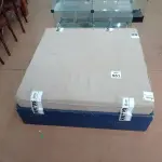 LOTE 551 - 01 PUFF ALMOFADADO COM BASE DE MADEIRA. (NO ESTADO) ATENÇÃO! FAZER A VISITAÇÃO ANTES DE ARREMATAR, NÃO SABEMOS SE FUNCIONA, LEILÃO NÃO TEM GARANTIA E NEM DEVOLUÇÃO, SUJEITO A POSSÍVEIS AVARIAS VISÍVEIS/OCULTAS E/OU AUSÊNCIA DE COMPONENTES.