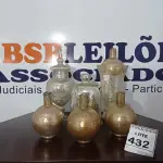 LOTE 432 - 07 JARROS DECORATIVOS DE VIDRO. (NO ESTADO) ATENÇÃO! FAZER A VISITAÇÃO ANTES DE ARREMATAR, NÃO SABEMOS SE FUNCIONA, LEILÃO NÃO TEM GARANTIA E NEM DEVOLUÇÃO, SUJEITO A POSSÍVEIS AVARIAS VISÍVEIS/OCULTAS E/OU AUSÊNCIA DE COMPONENTES.
