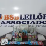 LOTE 435 - 09 AQUÁRIOS TAMANHOS DIVERSOS, 04 PACOTES DE RAÇÃO PARA PEIXE E 04 ALMOFADAS PARA AQUÁRIOS TAMANHOS VARIADOS. (NO ESTADO) ATENÇÃO! FAZER A VISITAÇÃO ANTES DE ARREMATAR, NÃO SABEMOS SE FUNCIONA, LEILÃO NÃO TEM GARANTIA E NEM DEVOLUÇÃO, SUJEITO A POSSÍVEIS AVARIAS VISÍVEIS/OCULTAS E/OU AUSÊNCIA DE COMPONENTES.