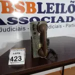 LOTE 423 - 01 TELEFONE ANTIGO. (NO ESTADO) ATENÇÃO! FAZER A VISITAÇÃO ANTES DE ARREMATAR, NÃO SABEMOS SE FUNCIONA, LEILÃO NÃO TEM GARANTIA E NEM DEVOLUÇÃO, SUJEITO A POSSÍVEIS AVARIAS VISÍVEIS/OCULTAS E/OU AUSÊNCIA DE COMPONENTES.