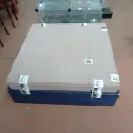 LOTE 551 - 01 PUFF ALMOFADADO COM BASE DE MADEIRA. (NO ESTADO) ATENÇÃO! FAZER A VISITAÇÃO ANTES DE ARREMATAR, NÃO SABEMOS SE FUNCIONA, LEILÃO NÃO TEM GARANTIA E NEM DEVOLUÇÃO, SUJEITO A POSSÍVEIS AVARIAS VISÍVEIS/OCULTAS E/OU AUSÊNCIA DE COMPONENTES.