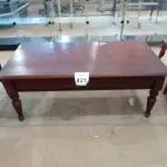 LOTE 421 - 01 MESA DE CENTRO EM MADEIRA MACIÇA. (NO ESTADO) ATENÇÃO! FAZER A VISITAÇÃO ANTES DE ARREMATAR, NÃO SABEMOS SE FUNCIONA, LEILÃO NÃO TEM GARANTIA E NEM DEVOLUÇÃO, SUJEITO A POSSÍVEIS AVARIAS VISÍVEIS/OCULTAS E/OU AUSÊNCIA DE COMPONENTES.