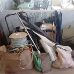 LOTE 660 - 01 ROLO DE PAPEL DE PRESENTE, 01 ROLO DE BORRACHA ADESIVA, 01 TELA DE PROJEÇÃO, 01 SUPORTE PARA BICICLETA, 01 MANGUEIRA SANFONADA, FIOS E FORRAGENS DIVERSAS.  (NO ESTADO) ATENÇÃO! FAZER A VISITAÇÃO ANTES DE ARREMATAR, NÃO SABEMOS SE FUNCIONA, LEILÃO NÃO TEM GARANTIA E NEM DEVOLUÇÃO, SUJEITO A POSSÍVEIS AVARIAS VISÍVEIS/OCULTAS E/OU AUSÊNCIA DE COMPONENTES.