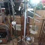 LOTE 645 - 02 SUPORTES DE FERRO PARA CASTIÇAL.  (NO ESTADO) ATENÇÃO! FAZER A VISITAÇÃO ANTES DE ARREMATAR, NÃO SABEMOS SE FUNCIONA, LEILÃO NÃO TEM GARANTIA E NEM DEVOLUÇÃO, SUJEITO A POSSÍVEIS AVARIAS VISÍVEIS/OCULTAS E/OU AUSÊNCIA DE COMPONENTES.