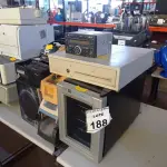 LOTE 188 - 01 ADEGA, 01 CAIXA REGISTRADORA, 01 APARELHO DE SOM, 02 IMPRESSORAS DE ETIQUETAS E PERIFÉRICOS DIVERSOS. (NO ESTADO) ATENÇÃO! FAZER A VISITAÇÃO ANTES DE ARREMATAR, NÃO SABEMOS SE FUNCIONA, LEILÃO NÃO TEM GARANTIA E NEM DEVOLUÇÃO, SUJEITO A POSSÍVEIS AVARIAS VISÍVEIS/OCULTAS E/OU AUSÊNCIA DE COMPONENTES.