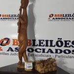LOTE 595 - 01 ESCULTURA DE MADEIRA COM 1,30M.  (NO ESTADO) ATENÇÃO! FAZER A VISITAÇÃO ANTES DE ARREMATAR, NÃO SABEMOS SE FUNCIONA, LEILÃO NÃO TEM GARANTIA E NEM DEVOLUÇÃO, SUJEITO A POSSÍVEIS AVARIAS VISÍVEIS/OCULTAS E/OU AUSÊNCIA DE COMPONENTES.