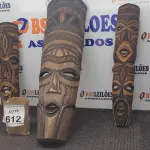 LOTE 612 - 03 MÁSCARAS AFRICANAS TRADICIONAIS. (NO ESTADO) ATENÇÃO! FAZER A VISITAÇÃO ANTES DE ARREMATAR, NÃO SABEMOS SE FUNCIONA, LEILÃO NÃO TEM GARANTIA E NEM DEVOLUÇÃO, SUJEITO A POSSÍVEIS AVARIAS VISÍVEIS/OCULTAS E/OU AUSÊNCIA DE COMPONENTES.