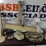 LOTE 605 - 02 VENTILADORES DE TETO, 01 LUMINÁRIA DE MESA, 03 ABAJURES E 01 BASE DE ABAJUR.  (NO ESTADO) ATENÇÃO! FAZER A VISITAÇÃO ANTES DE ARREMATAR, NÃO SABEMOS SE FUNCIONA, LEILÃO NÃO TEM GARANTIA E NEM DEVOLUÇÃO, SUJEITO A POSSÍVEIS AVARIAS VISÍVEIS/OCULTAS E/OU AUSÊNCIA DE COMPONENTES.